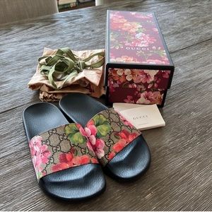 Authentic Gucci GG supreme floral slides 🌺